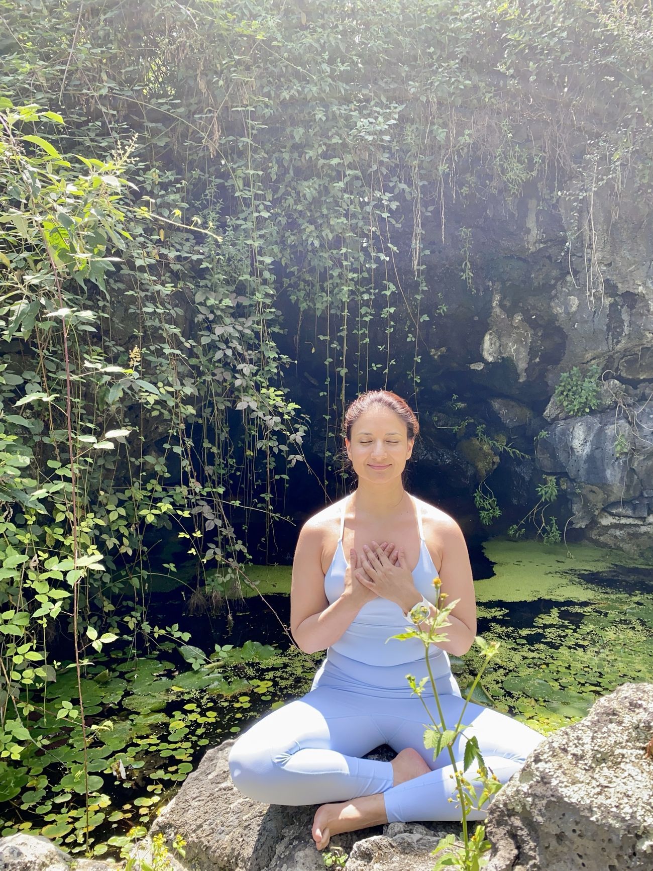Lulú meditando junto a un estanque en el Jardín Botánico
